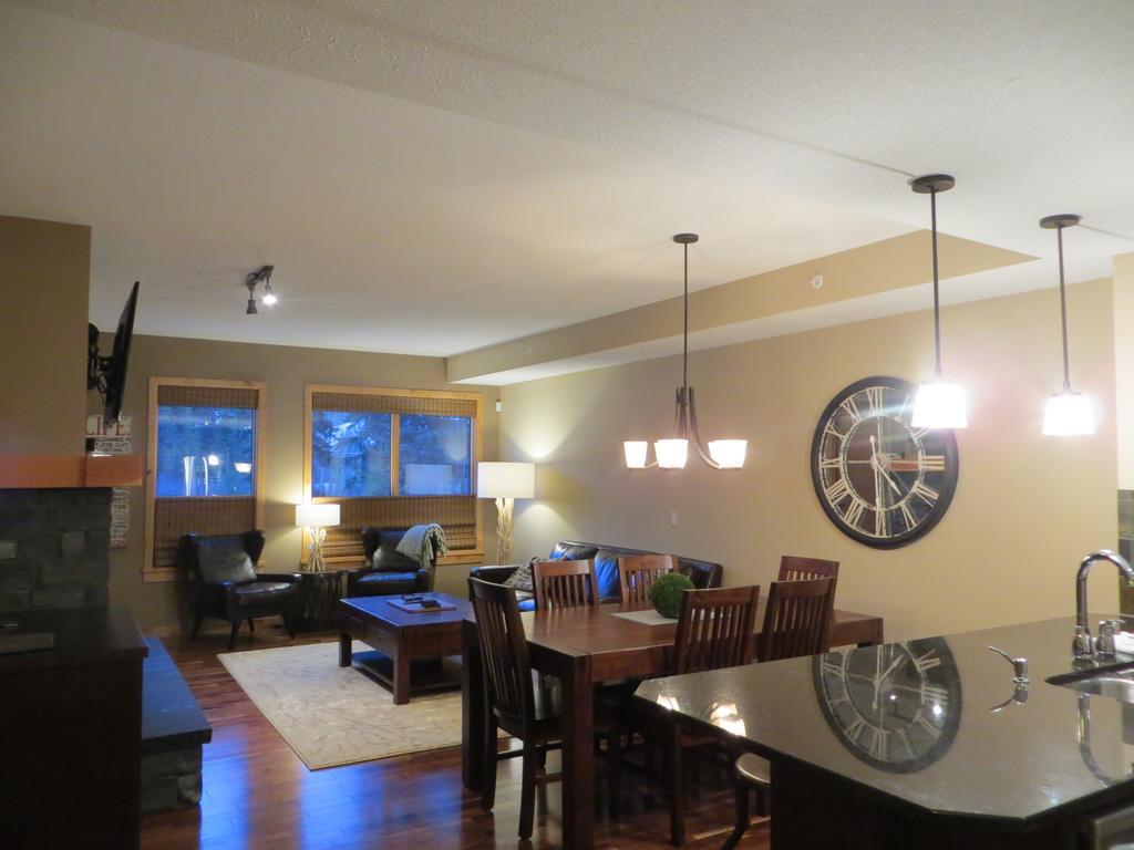 Luxury Canmore Vacations Szoba fotó